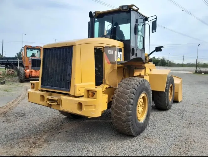 Retroescavadeira Caterpillar 2011