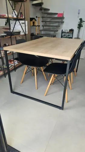 Mesa de jantar com quatro cadeiras