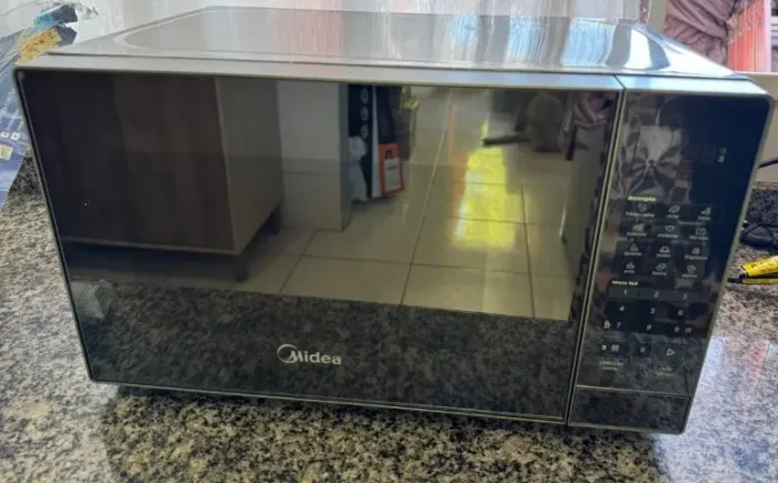Micro-ondas Midea MRAE21 20 litros Porta Espelhada cor prata 110V