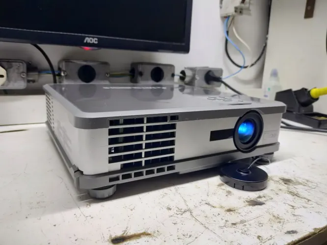 Projetor de Imagem Mitsubishi Ideal para Cinema em Casa e Apresentações
