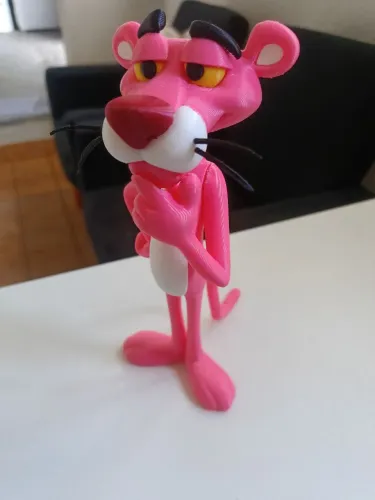 Boneco pantera cor de rosa impresso em 3d.