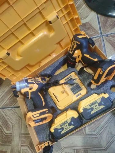 Chave de impacto e parafusadeira Dewalt