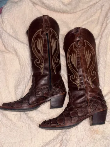 Bota de couro de pirarucu