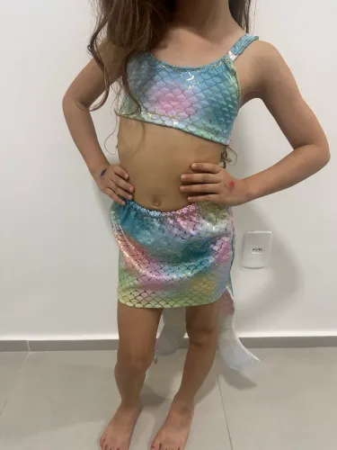 Vendo fantasia de sereia menina pouquíssimo usada 4 anos