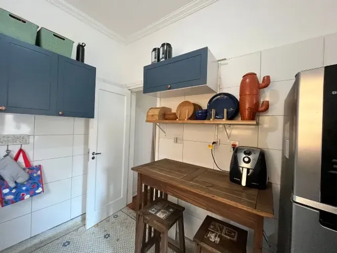 bancada de cozinha com banquetas