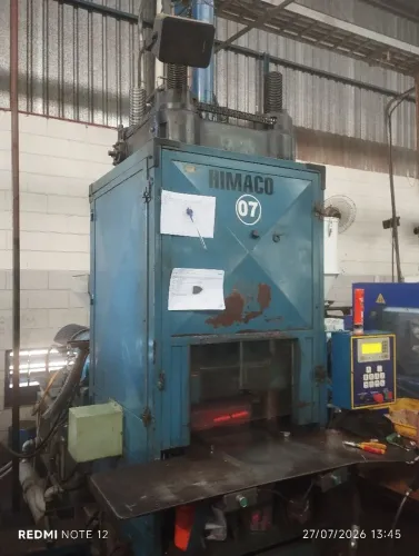 Máquina Injetora para sola Marca Himaco, virada, ótimo estado, com CLP, trabalhando