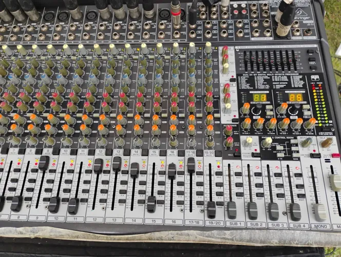 Mesa de som Behringer 24 canais 