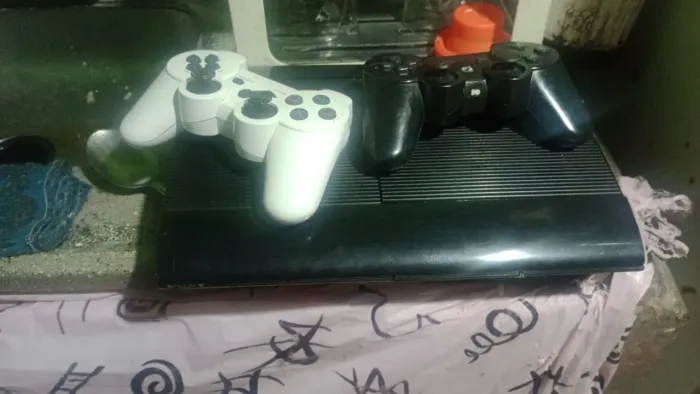 Vendo PlayStation 3 Slim, quase nunca usado (vai com duas manetes) NOVO