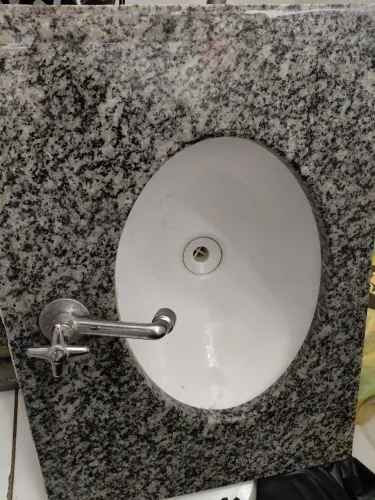 Pia de banheiro com acabamento lateral e torneira junto