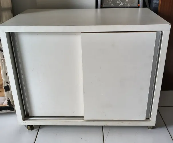 Armário MDF Com rodinhas 85 L. 50 C 65 A