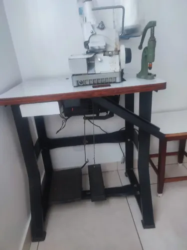 Máquina de Costura Industrial com Mesa e Motor