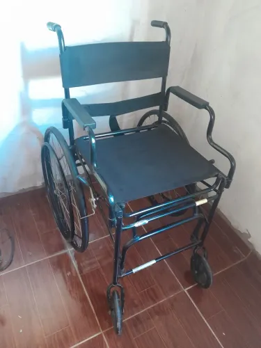 Vendo cadeira de Rodas 2 em 1 Banho e Passeio, nunca foi usada e ela não fecha