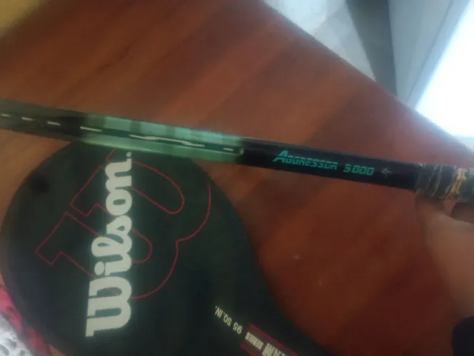 Raquete Wilson original com capa, ótima para treino e lazer. Conservada e pronta uso.
