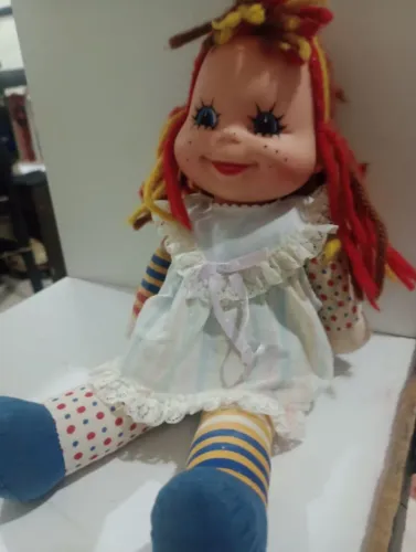 Boneca antiga da estrela Emília