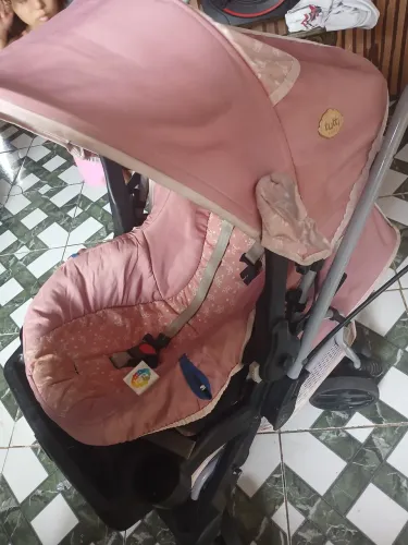 Vende carrinho de bebê menina com bebê conforto