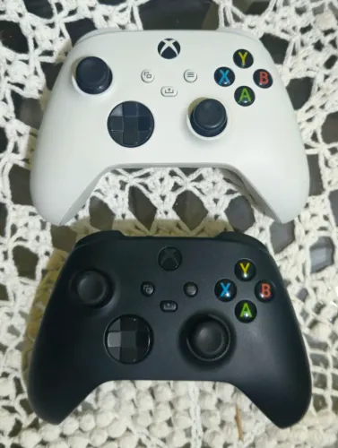 Controle Xbox Series original, semi-novos sem detalhes R$ 339,90 cada.