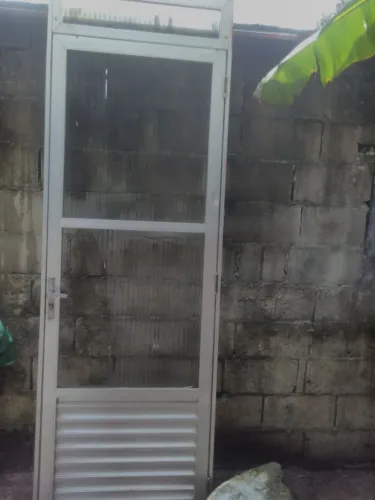 Vendo porta de aço com vidro