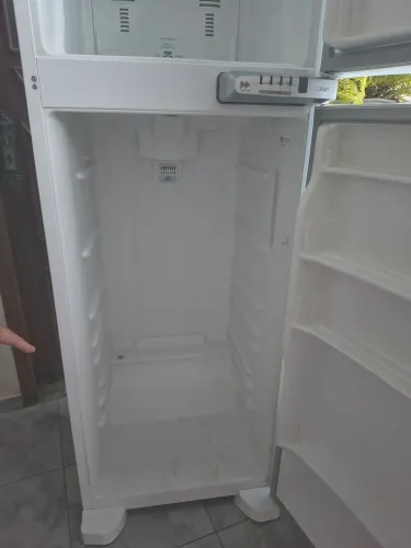 VENDO GELADEIRA SEMI NOVA COM TODOS OS ACESSÓRIOS