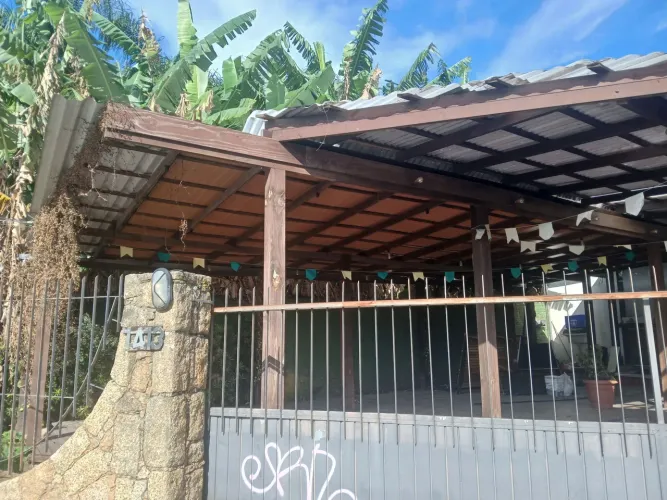 Vendo telhado e estrutura em madeira