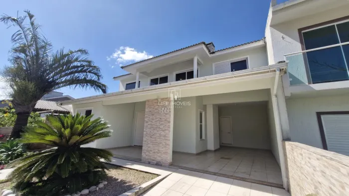 Casa de Alto Padrão à Venda em Garopaba no Ferraz 5 Dormitórios com 2 Suítes e Vista para