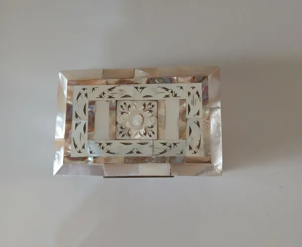porta-joias revestido de madrepérola