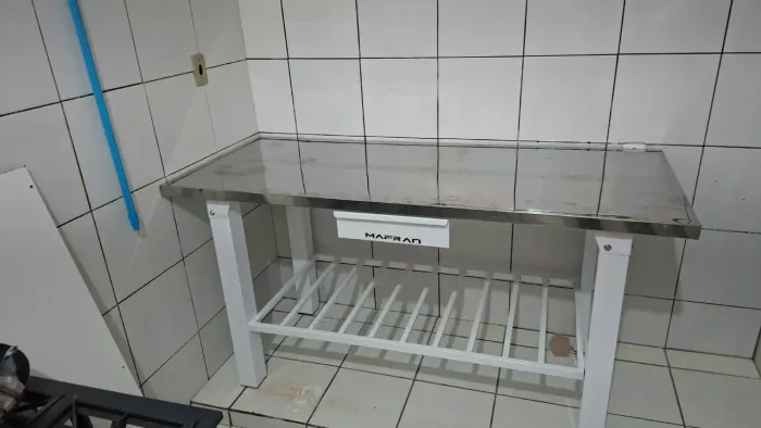 MESA COM TAMPO INOX