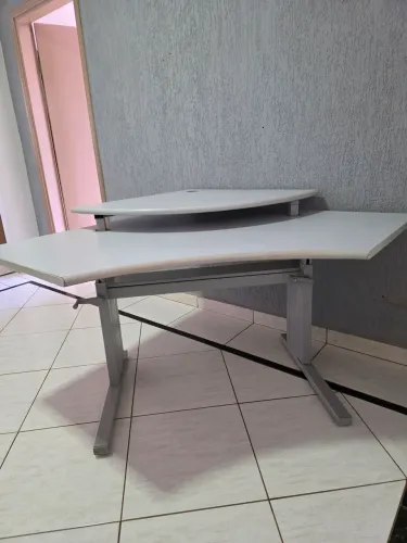 Mesa para computador com regularem de altura