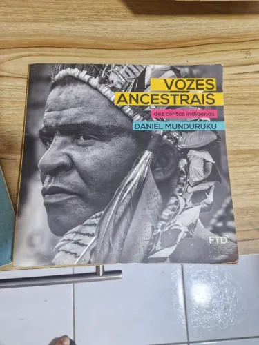Livros paradidáticos: vozes ancestrais; Um mundo melhor para todos e Desafios de cordel