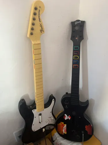 Guitarras de guitar hero/rockband para Xbox 360. (Precisa de reparo)