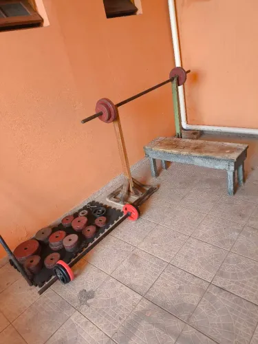Kit academia com barras e anilhas