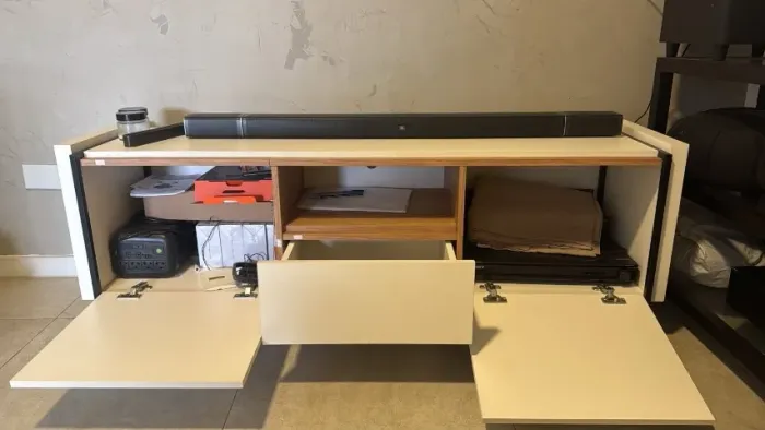 Rack branco com 2 armários e gaveta - 1,48 m