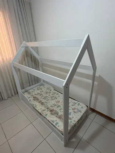 Cama montessoriana de casinha + colchão