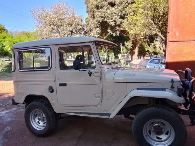Toyota Band.Jipe Cap.de Aço Chas. Curto Diesel 1987