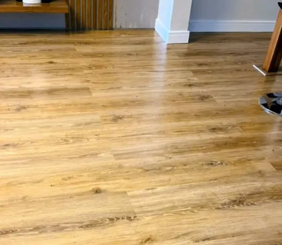 Piso Vinílico e Laminado com Instalação Profissional e Alto Padrão