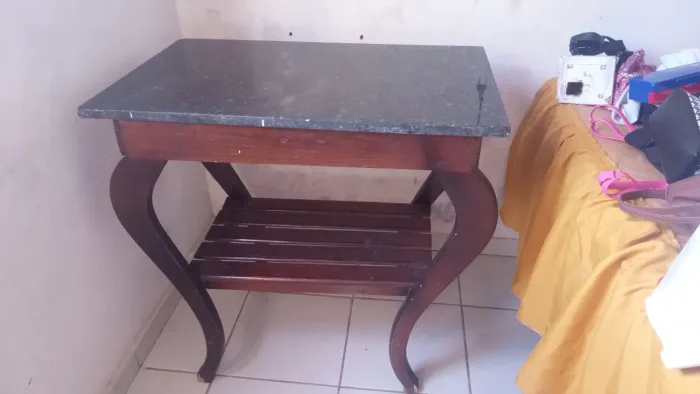 Mesa com  pedra de mármore, em bom estado 