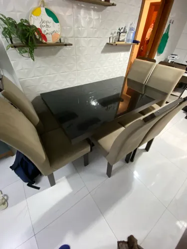 Vendo mesa em madeira e vidro com 6 lugares 
