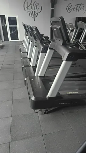 Esteira Life Fitness