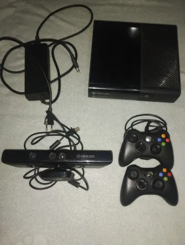 Xbox 360 super slim completo(Kinect, dois controles), mais 7 jogos (discos)