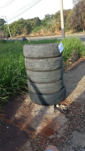 Vendo pneus semi novo sem nenhum defeito se quer , marca continental 175. 65. 14