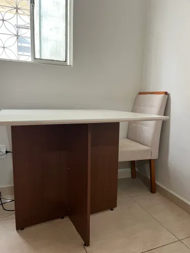 Mesa de 4 lugares tampo de vidro 90x90