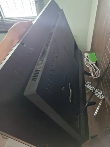 TV 32' AOC. 