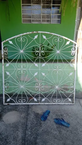 duas grades para janela por R$500,00 a vista