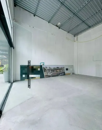 Sala Comercial Térrea 95M² com Pé Direito Duplo Aluguel em Balneário Camboriú