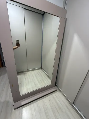 ESPELHO DE CORPO INTEIRO COM MOLDURA E RODÍZIOS - 1,90 x 1,06 m