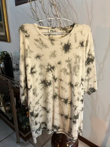 camiseta Fila tie dye branca e preta