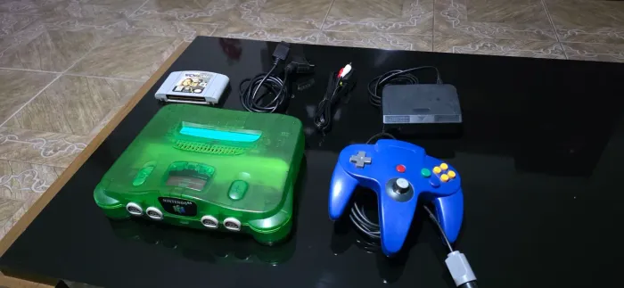 Nintendo 64 Kiwi - NTSC - ModRGB + Controles, Fonte e Cabos AV/Scart - Detalhes na carcaça