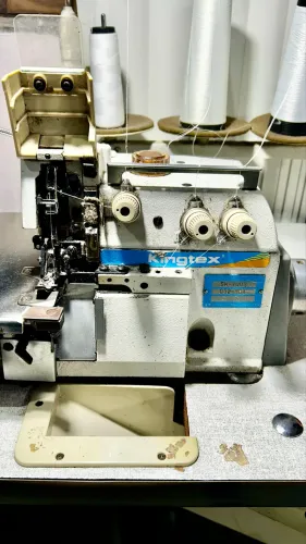 Máquina Overlock Industrial Kingtex USADA 3 Fios + Mesa - R$ 1.250