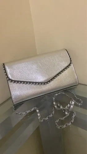 Bolsa transversal prata com alça corrente