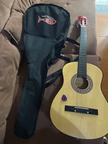 Vendo violão semi novo em ótimo estado acompanha capa para transportar e dedal