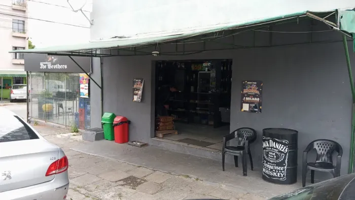 Imóvel comercial de esquina entre dois colégios